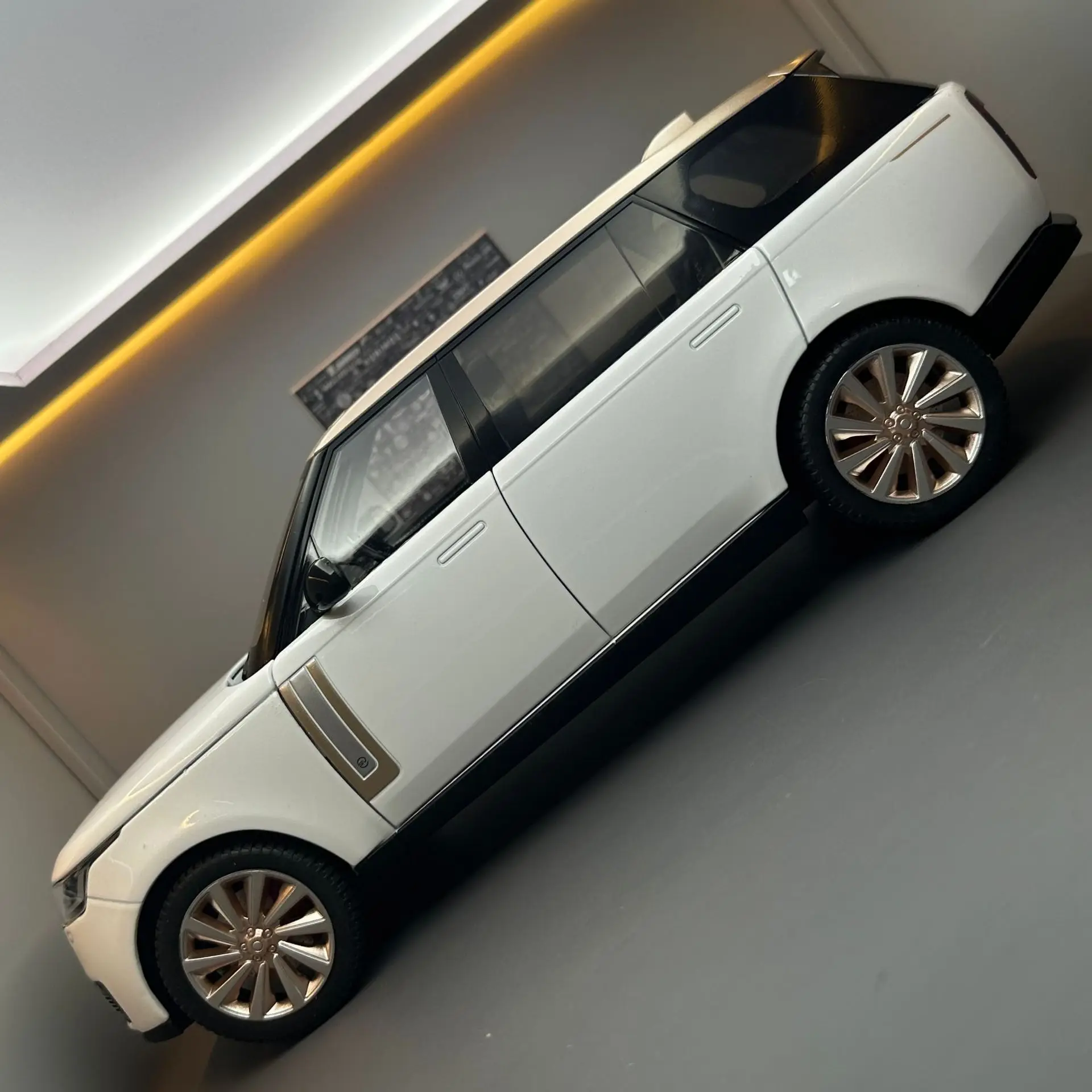 1:18 2022 SV SUV Alloy Car Diecast Model Children's Toy Kids Gift Birthday Present For Boys Trendy Display