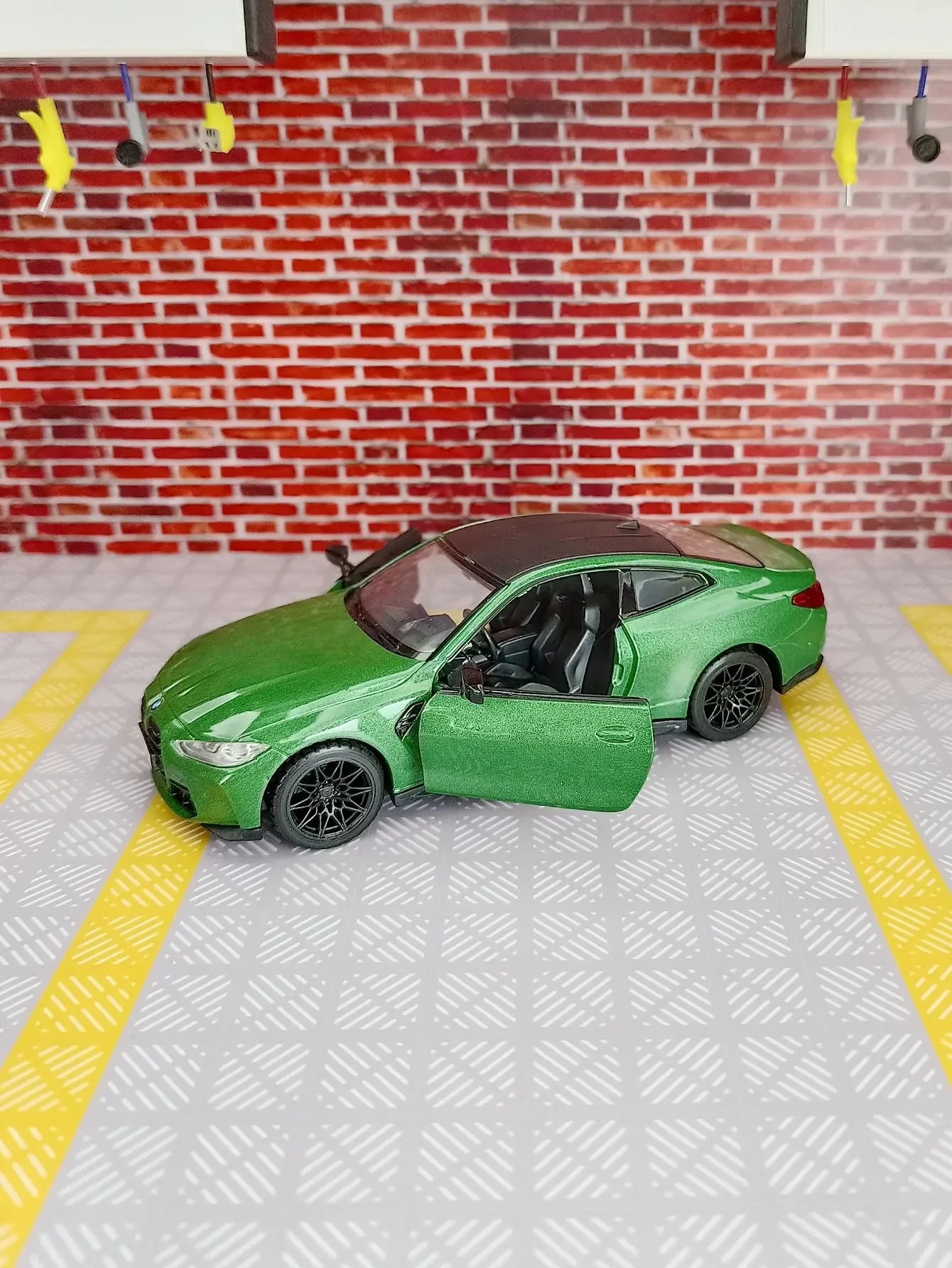 1/32 BMW M4 G82 합금 다이캐스트 자동차 모델 장난감 시뮬레이션 스케일 차량 사운드 라이트 풀백 컬렉션 장난감 소년 선물