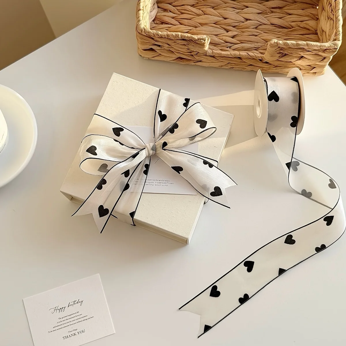 1 Rolle 10 Yards 9 m schickes schwarz-weißes Herzmusterband – elegante Geschenkverpackung und Blumenarrangierungsband für Ostern, Chanukka