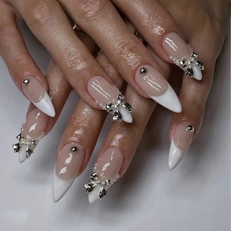 24 Piezas Uñas Postizas Set Francesas Verdes Largas Almendra con Diseño de Flor y Perla Falsas Arte Terminadas 6