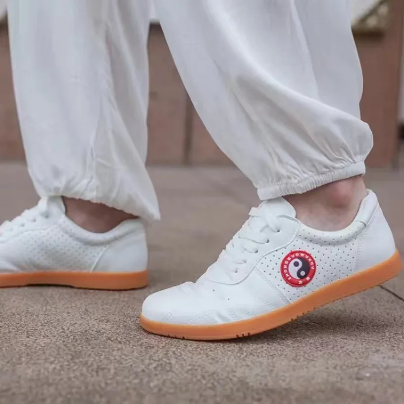 2024 nuovi uomini e donne scarpe per arti marziali scarpe Tai Chi traspiranti unisex indossabili scarpe Kung fu coppie scarpe sportive comode