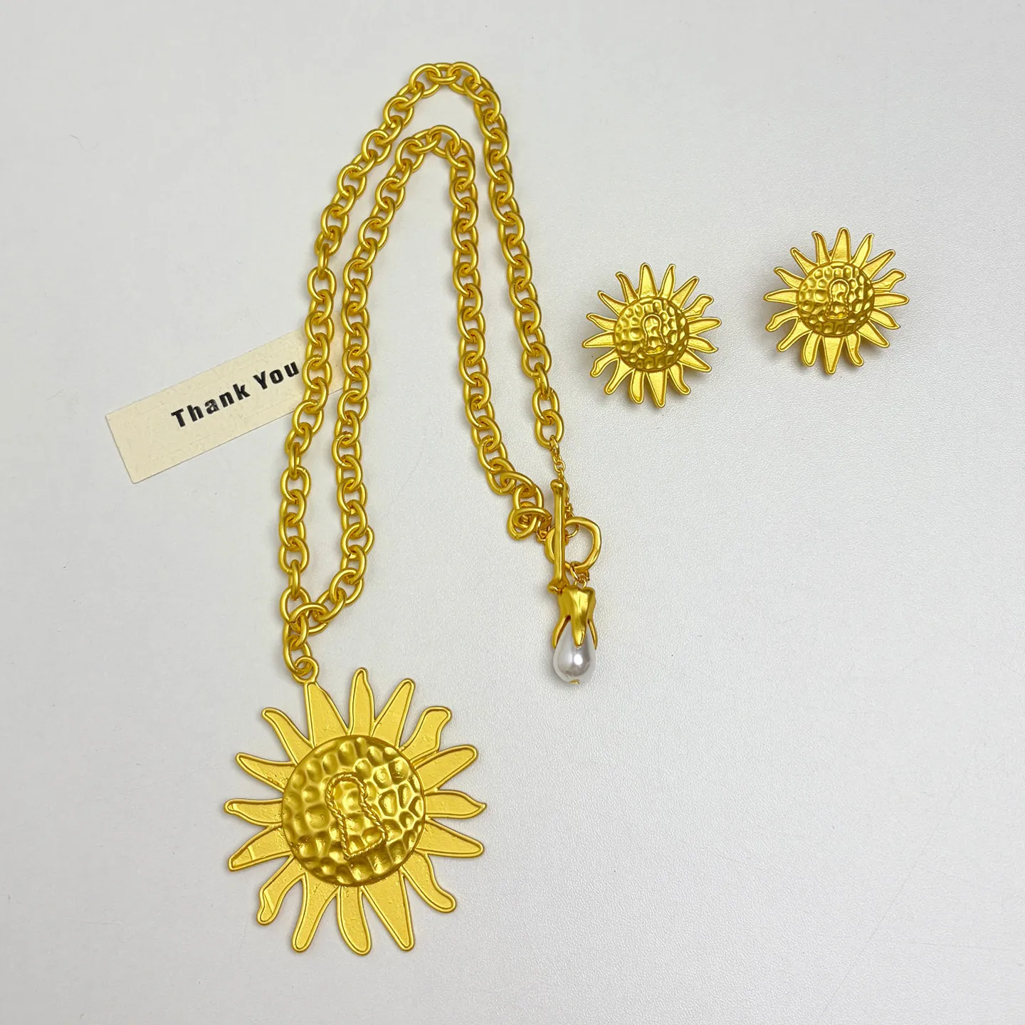 

Vintage Gold Sunflower Pendant Necklace Women Exquisite Personality Clavicle Chain Fashion Sweater Chain Jewelry