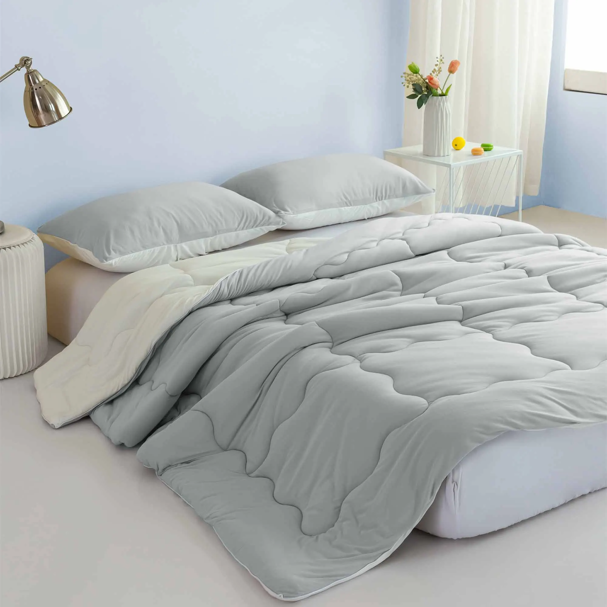 

Cozy Fully Breathable Bedding 1 Down Alternative with 2 Pillowcase,comforter bedding sets,Light Grey and White.Queen/Full Size.