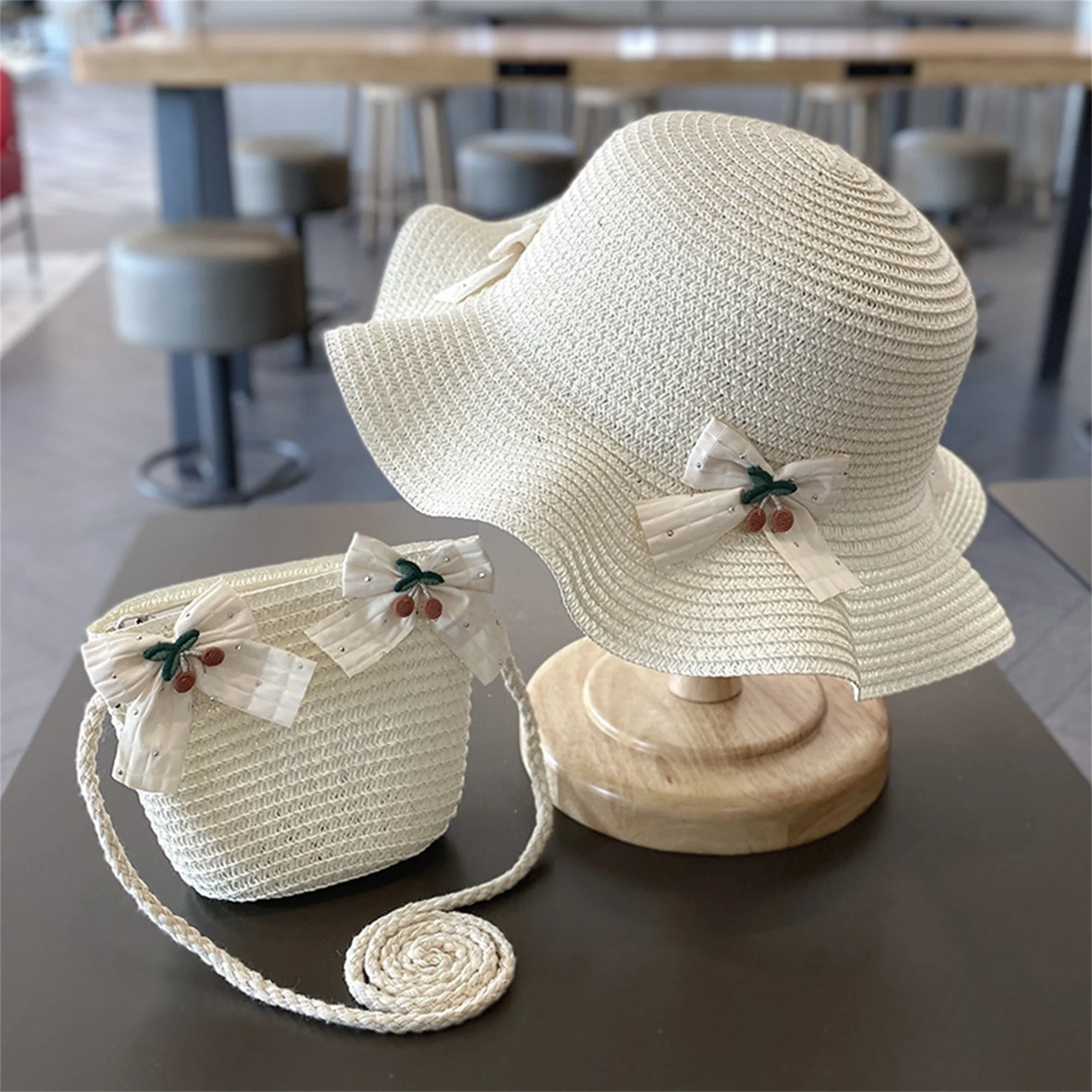 Niedlicher Eimerhut für Babys mit Blumendruck, stilvolle Strandkappe mit breiter Krempe und Sonnenschutz und passender Tragetasche