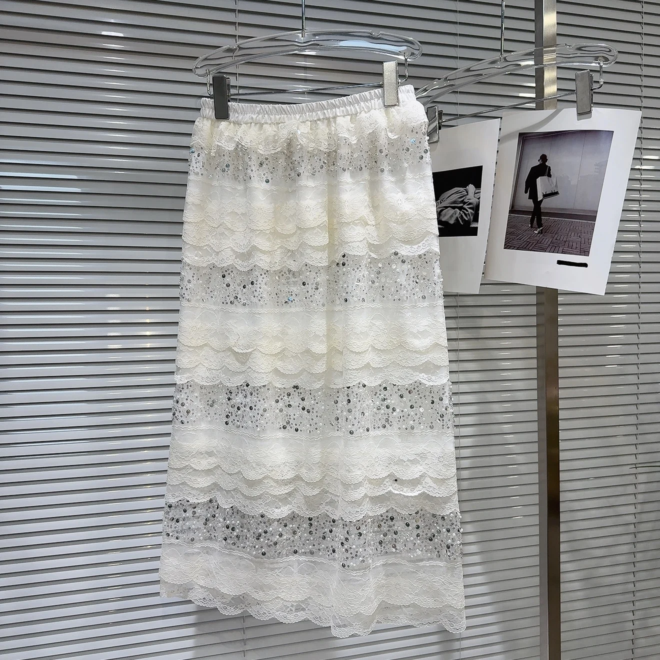 تنورة متوسطة الطول من الدانتيل اللامع بحافة متوسطة الطول تنورة كعكة نصف طول أنيقة على طراز نسائي مع بطانة داخلية تصميم متوسط ...