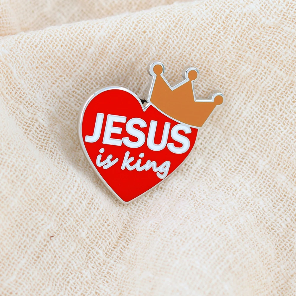 Broche émaillée « Jésus est Roi » avec couronne cœur rouge, badge inspirant de la foi chrétienne, épinglette pour sac à dos pour les amoureux de la Bible, accessoire vestimentaire