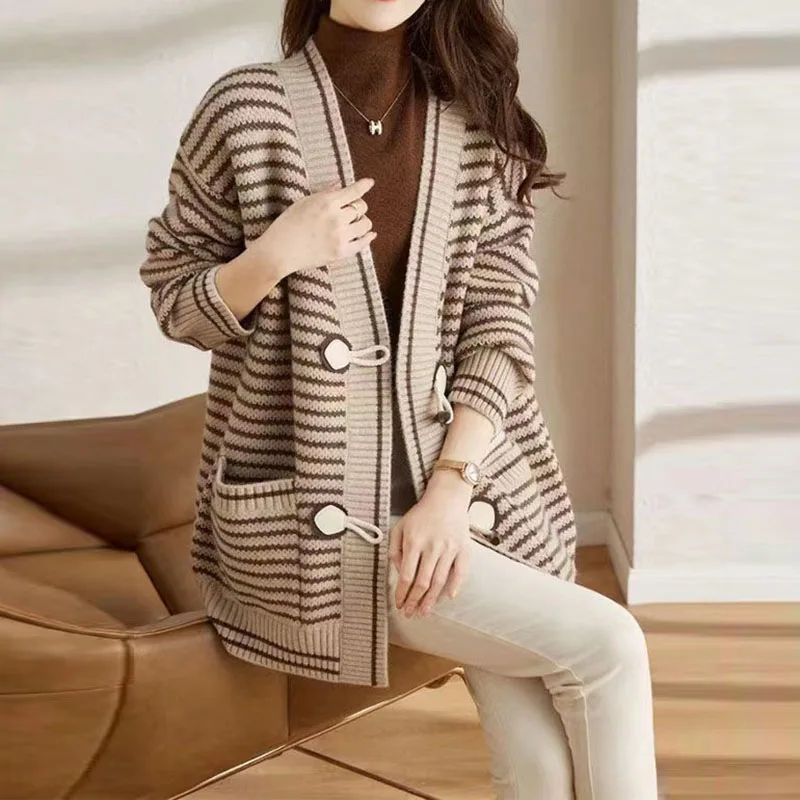 2025 Vrouwen Grote Maat 4XL Trui Vest Koreaanse Dame Mode V-hals Breien Jas Herfst Vrouwelijke Casual Streep Truien Jas