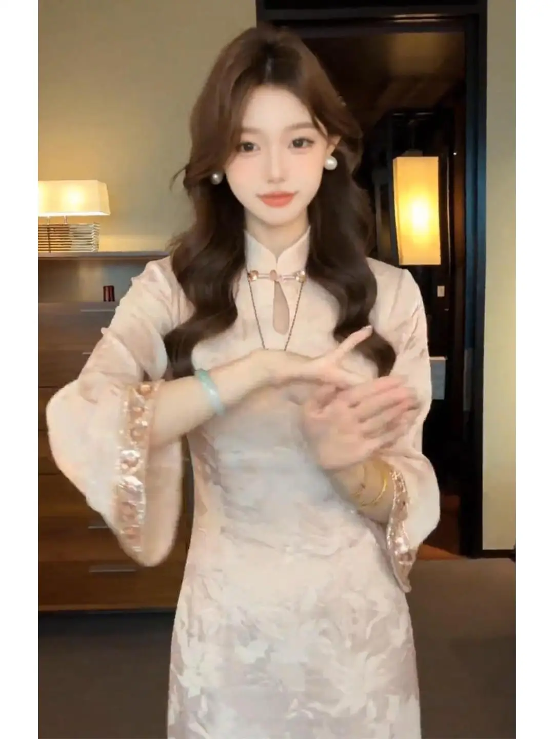 

Новое китайское платье-ципао с жемчужной вышивкой, розовое, женское, с длинными рукавами, ажурное, элегантное, модернизированное, длинное платье-ципао