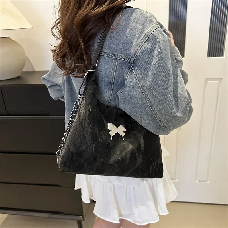 2024 New Butterfly Elements Fashion Trend Tote Bag Large Capacity Commuter Shoulder Bag Versatile Chain Shoulder Bag