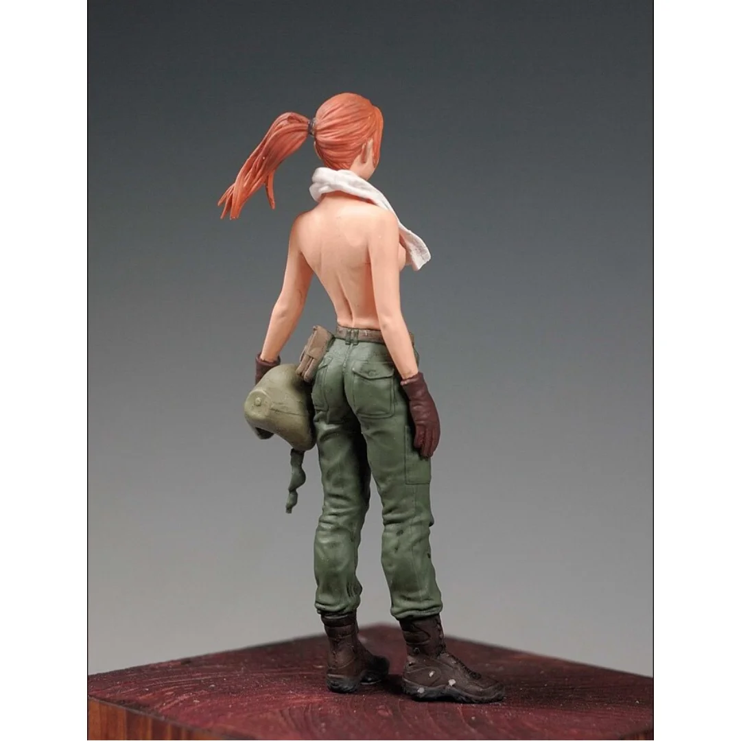 1/20 Resin figure model kit, Female pilot (includes two upper body and one lower body) unassembled and unpainted GK,652R