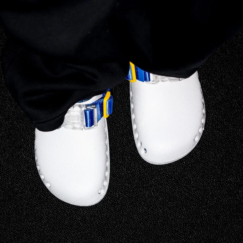 

Белые мужские сабо с сине-желтыми пряжками, дышащие, из ЭВА, летние, без застежек