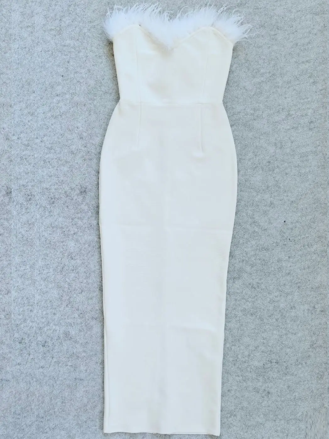 فستان حفلات مسائية عالي الجودة من الريش الأبيض للنساء لصيف 2025 وشوكة مفتوحة وأشرطة سوداء بدون ظهر