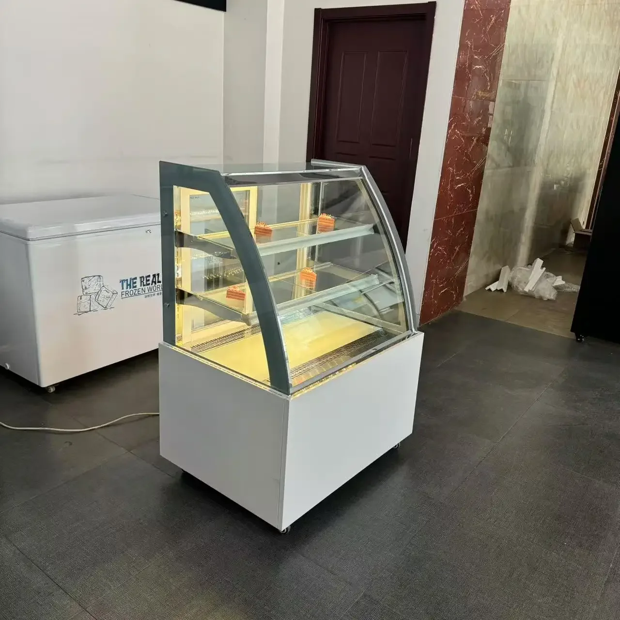 Efficient Cake Display Cabinet for Freshness and Energy Saving