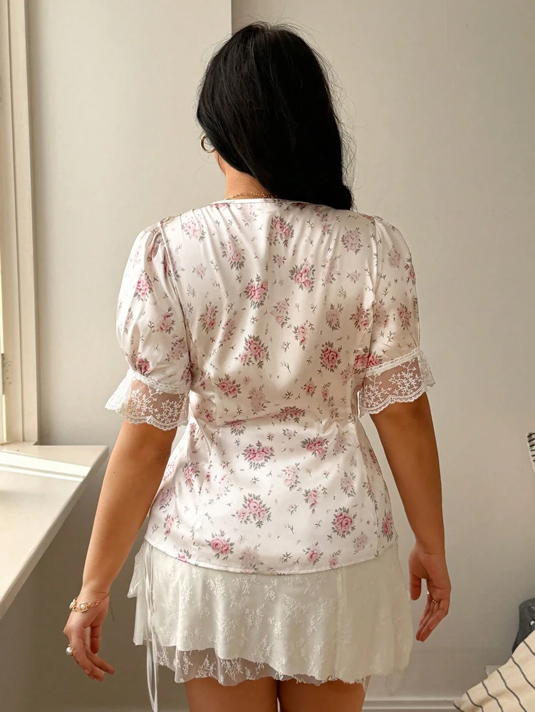 Plus Size | Spring/Summer | Fashion | Court Style | Romantic Floral Print with Lace Trim | Short-Sleeved Shirt | Slim-Fitting image 3