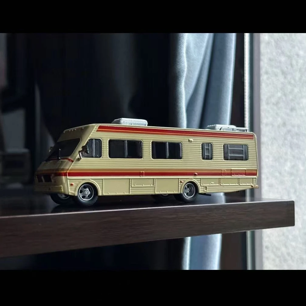 

1:64 1986 Fleetwood BOUNDER Green machine version High Simulation Alloy Car Model Collectible Toy Gift Souvenir Display Ornament