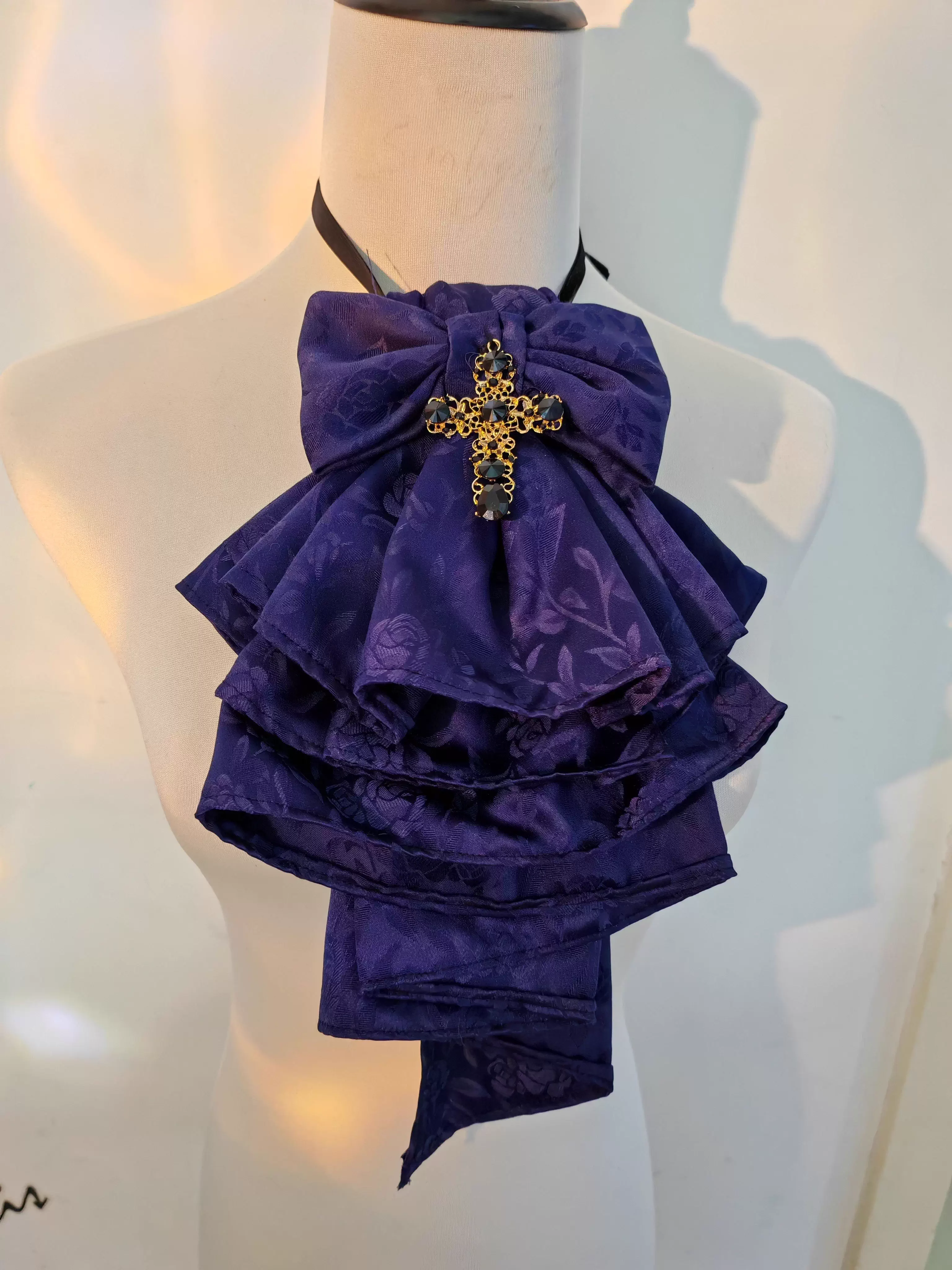 عصابة رأس كلاسيكية مصنوعة يدويًا باللون الأزرق الداكن على الطراز الأوروبي مع وشاح شيفون لامع متعدد الطبقات كإكسسوار لـ cosp #4