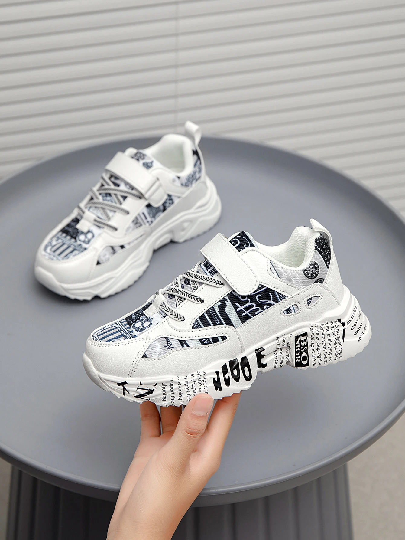 

Children's New Casual Sports Shoes with Random Letter Printing, Convenient Velcro Design for Easy Putting on and Taking Off, Suitable for Kidsren to Play Outdoors, Jump and Run, Shock-Absorbing Sports Running Shoes, Fashionable Large Size Kidsren's Shoes