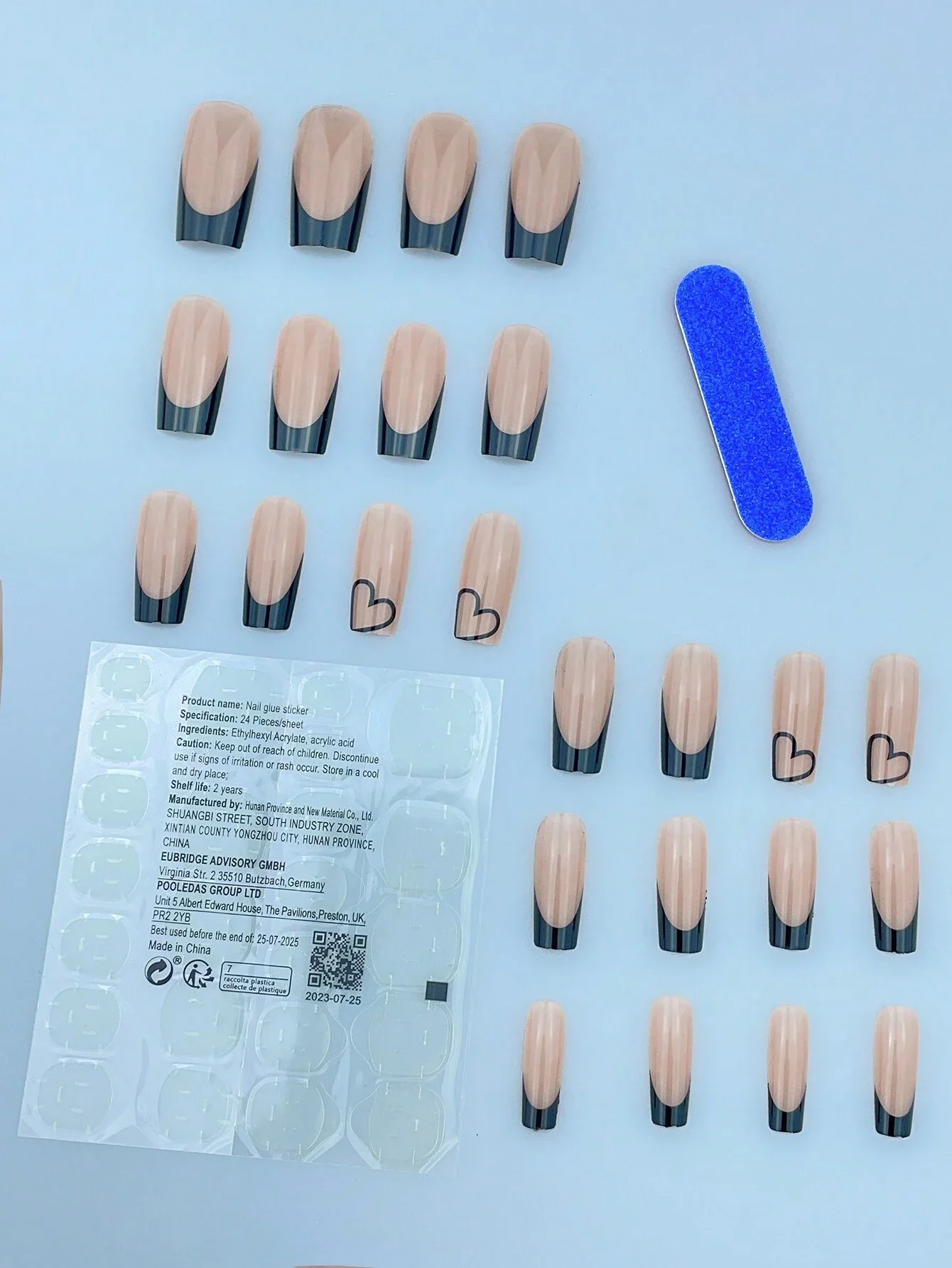 Obtenha romântico com 24 peças de unhas falsas longas quadradas pretas francesas com estampa de coração e 1 peça de lixa de unha e 1 folha de fita para mulheres e meninas francesas