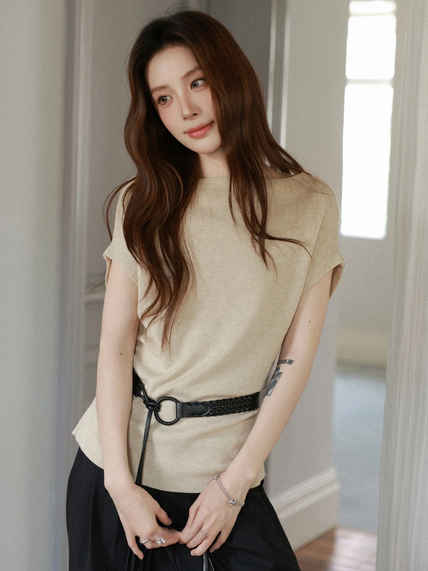 

Элегантная вязаная футболка на одно плечо с утягивающим эффектом на талии, женская, для ранней осени, в корейском стиле, для прогулок по городу, из дышащей мягкой ткани