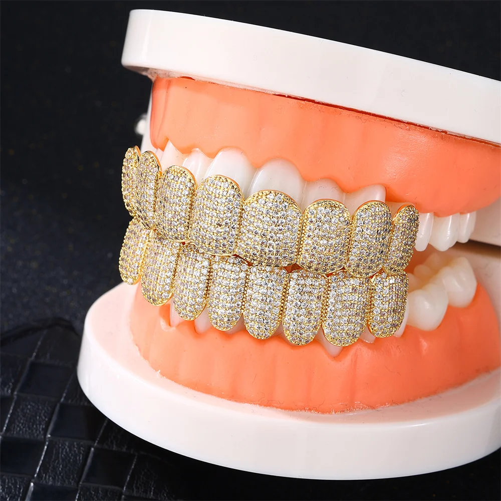 Хип-хоп модный набор зубов Iced Out Grills для мужчин и женщин Bling AAA + CZ Stones Paved Copper Dentist Decor Косплей Зубы Ювелирные изделия