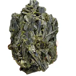 Zielony turmalin kamień naturalny surowe gatunek minerału kamienie lecznicze wystrój pokoju nauczania zbierają kryształy Reiki i kamienie skalne