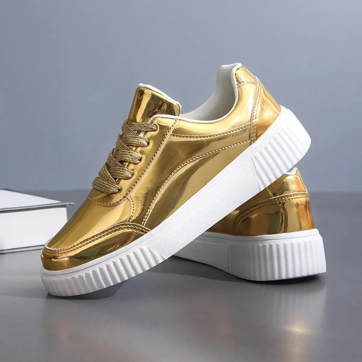 

Luxury Leather Men Fashion Shoes Gold Glitter Casual Sneakers Women Design Vulcanized Shoes For Men Light Walking Flats Sneaker
