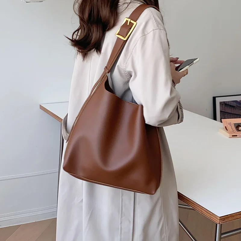 Versatile Large Capacity Tote Bag for Women's New Lazy Style Mother and Child Water Bucket Bag Retro Brown One Shoulder Crossbod