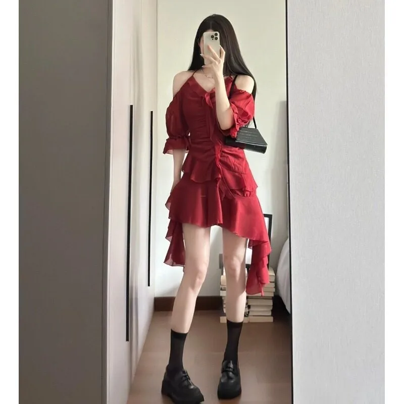 

A new large-sized elegant red niche design irregular dress
