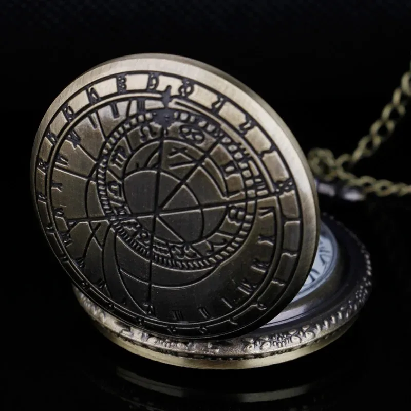 خمر ريترو موضوع تصميم كوارتز ساعة الجيب التناظرية قلادة لصبي منحوتة بدقة هدية لساعة الجيب النساء الرجال الأطفال