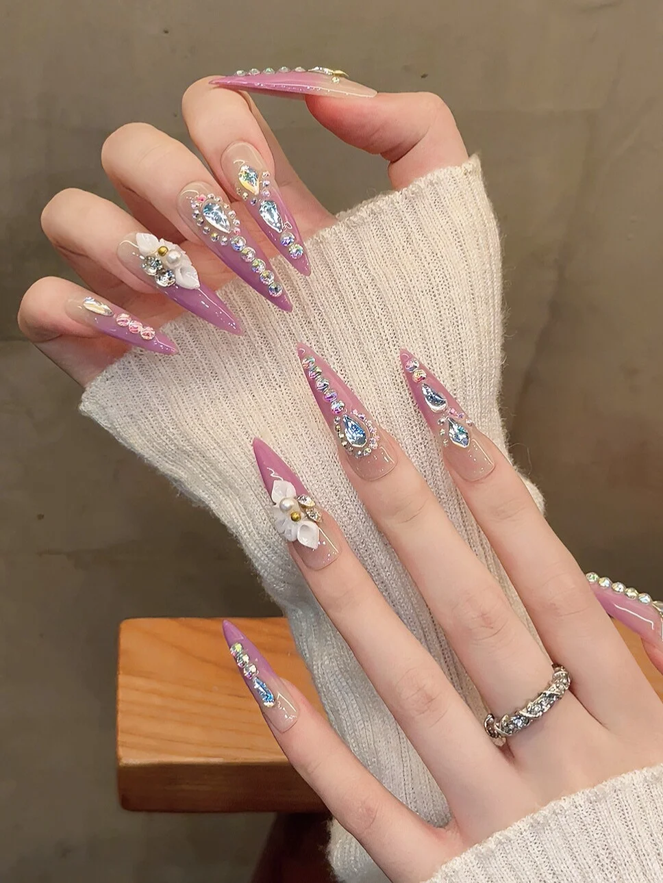 

Handmade Wearable Nail Art Super Long Strange ape Diamond Floral Design White Enhancing High End Feeling Nail Stiers
