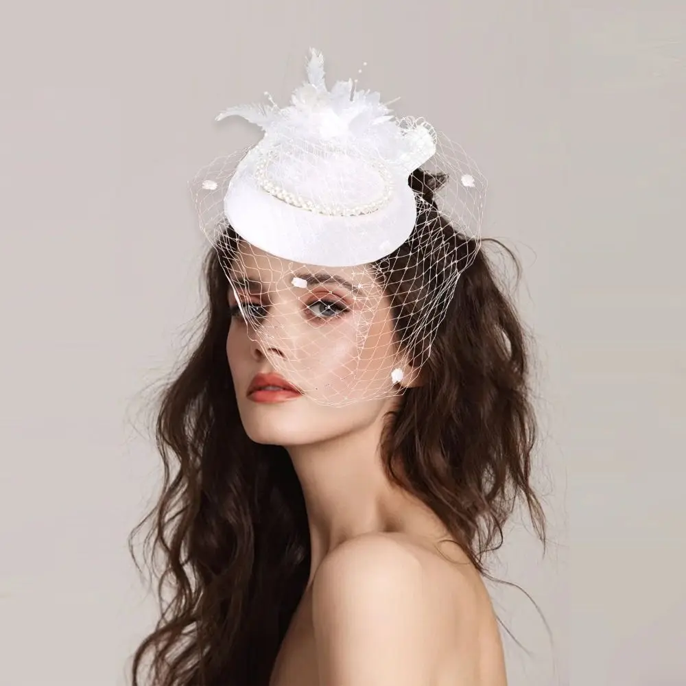 Женская шляпа с вуалью и перьями, погребальные шляпы для женщин, кружевные перчатки, жемчужное ожерелье, головные уборы Дерби для женщин, цвет бежевый, белый головной убор