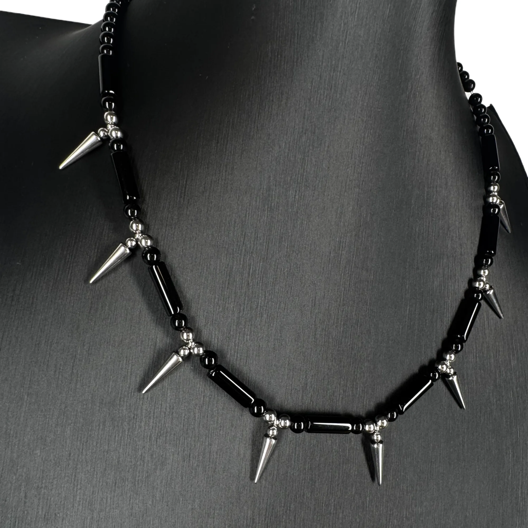 Gothic Punk Kegelspitzen-Choker-Halskette mit schwarzen Achat-Röhrenperlen und Nieten – Halsband für Herren und Damen, Grunge Alternative Streetwear Schmuck – Detail 5