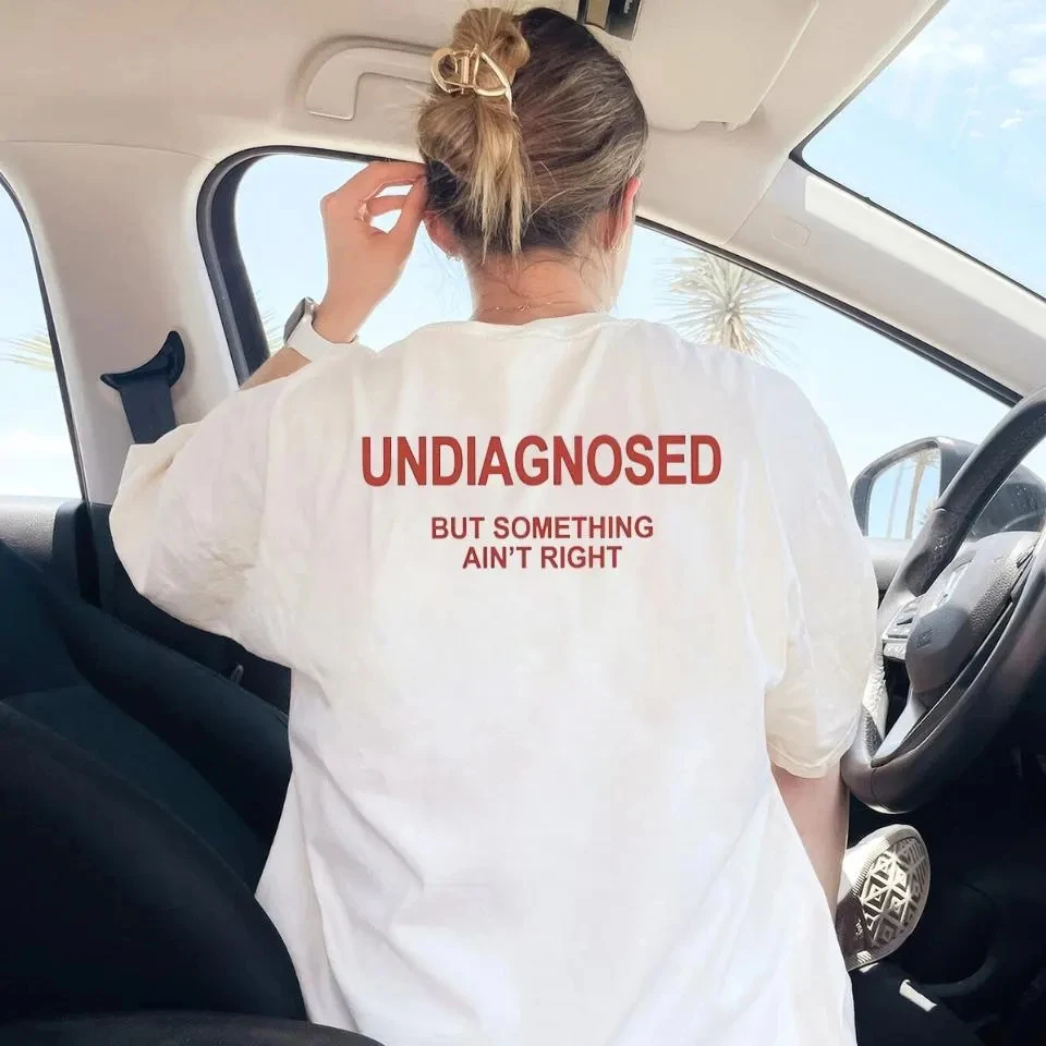 T-shirt « Undiagnosed But Something Ain't Right », t-shirt drôle sur le thème de la santé mentale, t-shirt d'été unisexe en coton ample et respirant