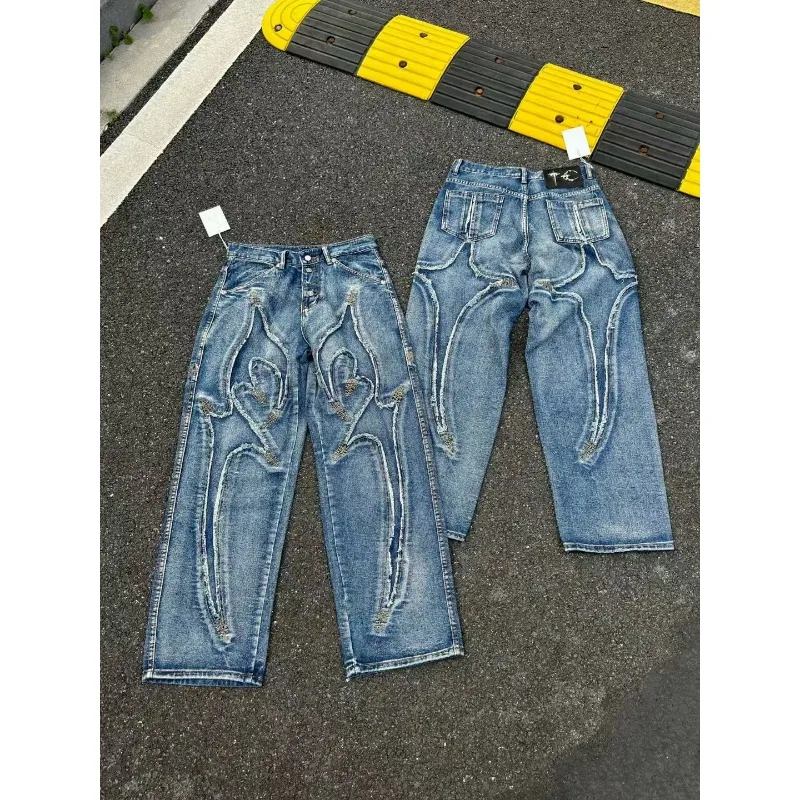 

24FW Thug Club Sickle Pattern Вышитые свободные джинсы Мужчины Женщины Лазерная сращивание Повседневные свободные джинсовые брюки Мужские брюки