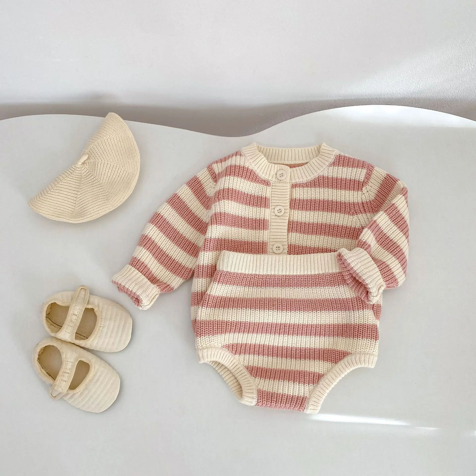 

Новый весенний комплект детской одежды 2026: вязаный кардиган в полоску с длинным рукавом и брюки (2 предмета) для мальчиков и девочек, повседневный хлопковый костюм для малышей