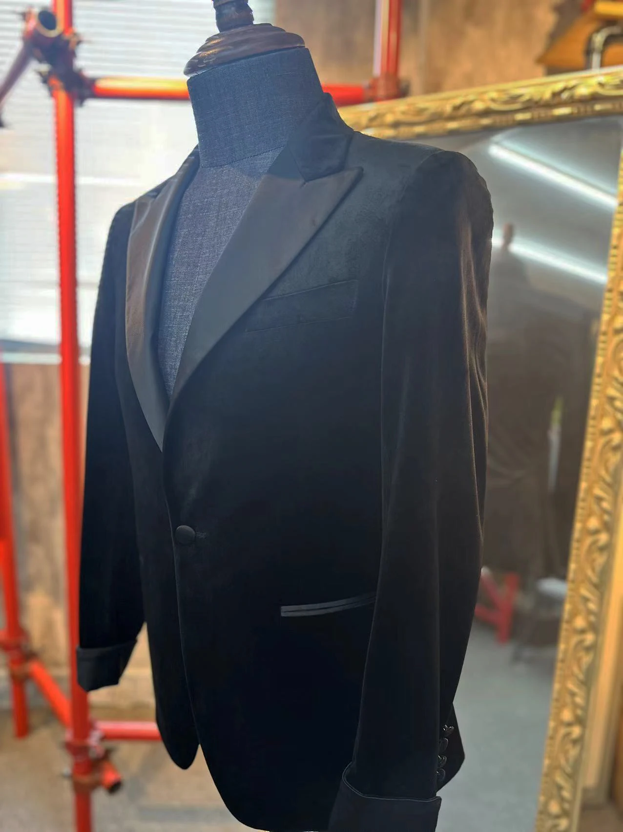 黒ベルベットメンズスーツセットコスチュームオムスリムフィットウェディンググルームタキシードジャケット+パンツサテンピークドラペルビジネスカジュアルスーツエレガント