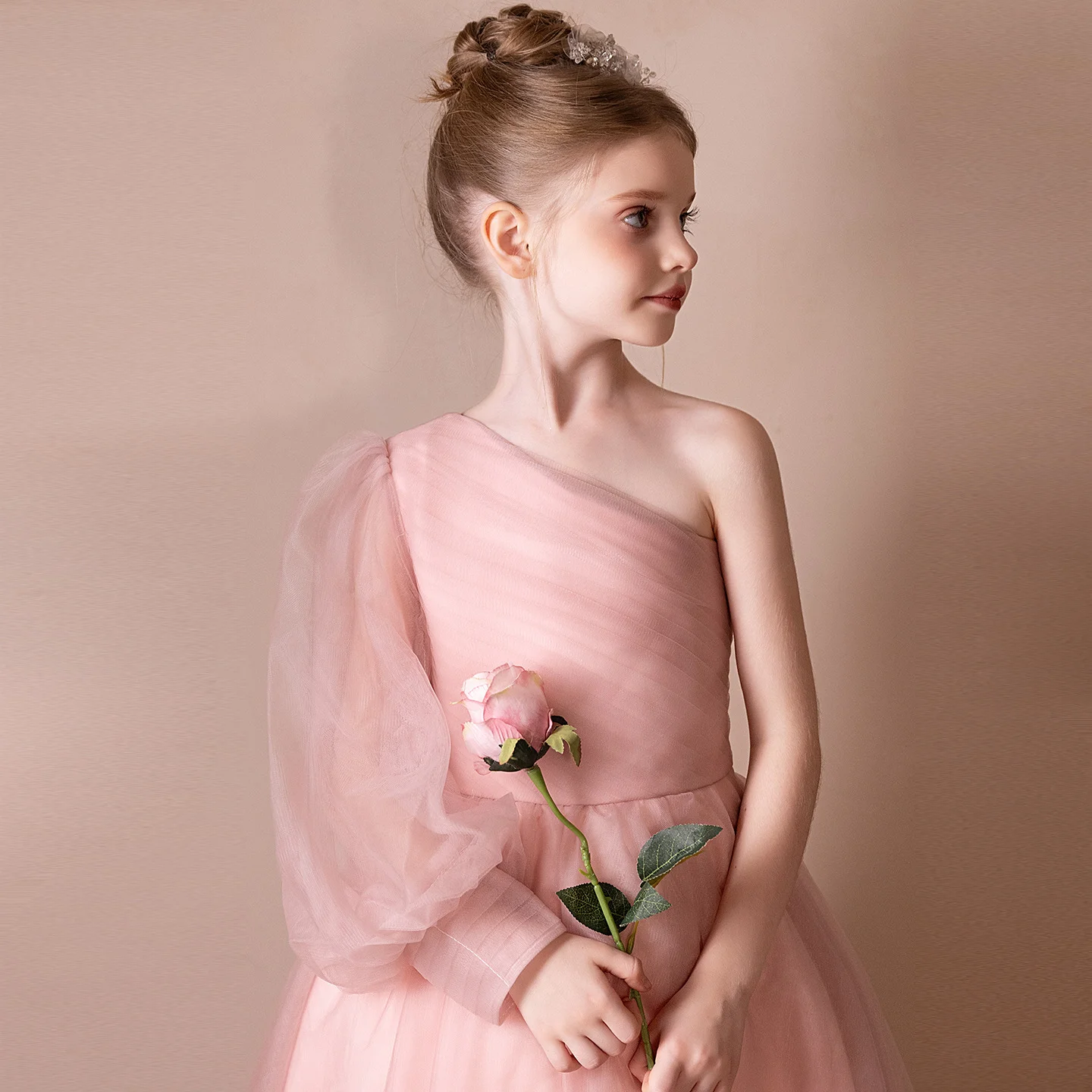 Pink one-shoulder mesh children's dress New summer princess dress Puff sleeve tail dress Wedding catwalk performance dress