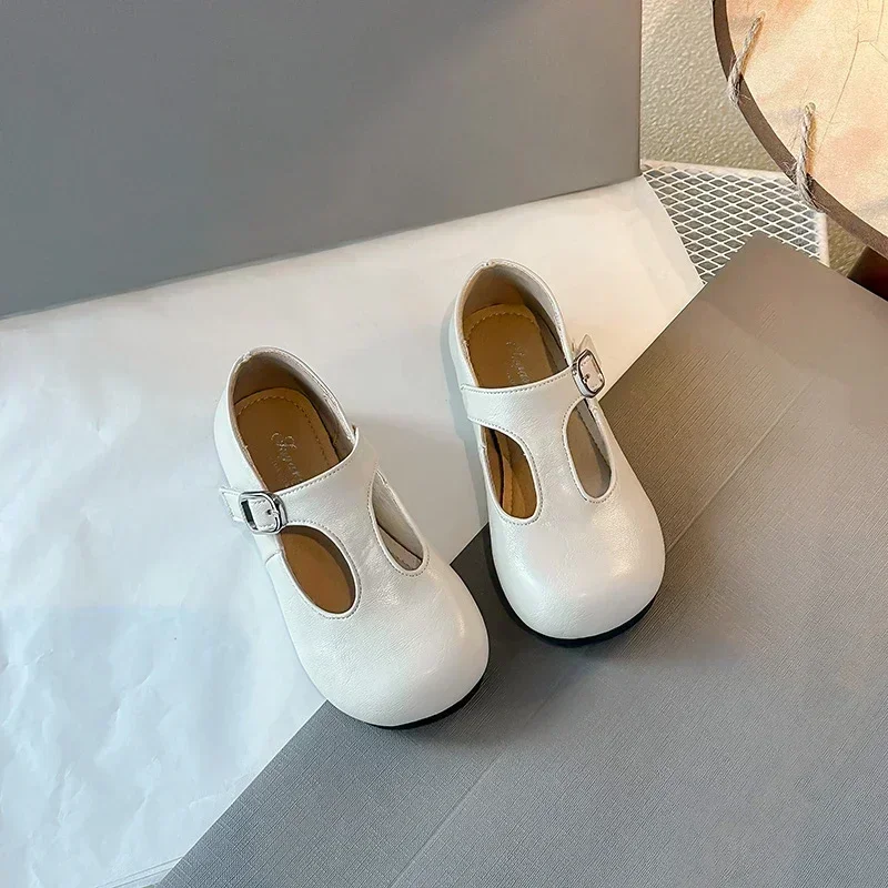 الفتيات الأميرة أحذية سوداء أصابع مستديرة 2025 موضة جديدة للأطفال أداء أحذية بولي Leather جلد عدم الانزلاق الأطفال حذاء مسطح 23-33