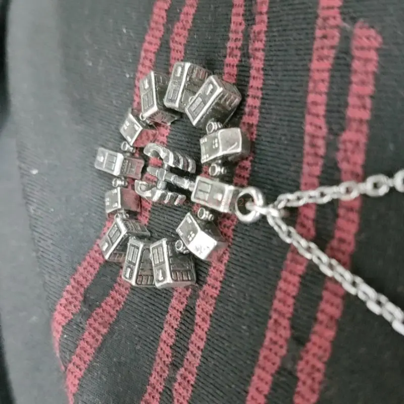 قلادة قلادة على شكل محطة فضائية للتحمل من البضائع بين النجوم - هدية لعبة إبداعية فريدة من نوعها للرجال #6