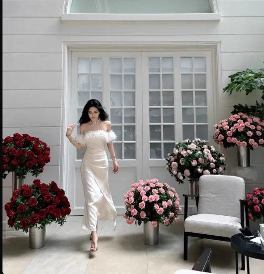 المرأة الخريف مزاجه الجديد الفرنسية مثير مائل الرقبة مأدبة فستان أنيق ريشة الساتان حمالة بلون فساتين السهرة