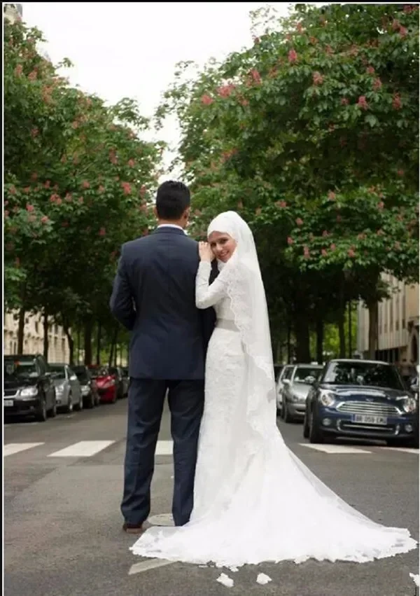 فساتين زفاف متواضعة برقبة عالية من الدانتيل الإسلامي سويب تراين وأكمام طويلة وحزام مطرز زي العرائس Vestidos De Novia 2023