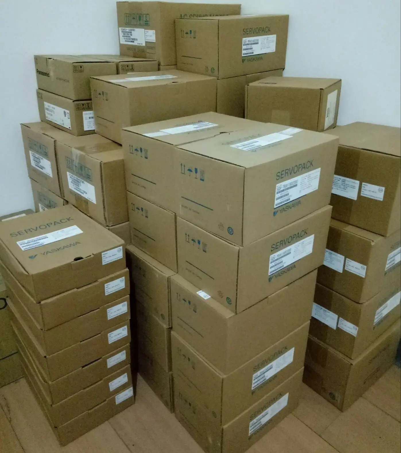 محرك سيرفو SGD7S-5R5A30B002 العلامة التجارية الجديدة SGD7S 5R5A30B002، متوفر في المخزون