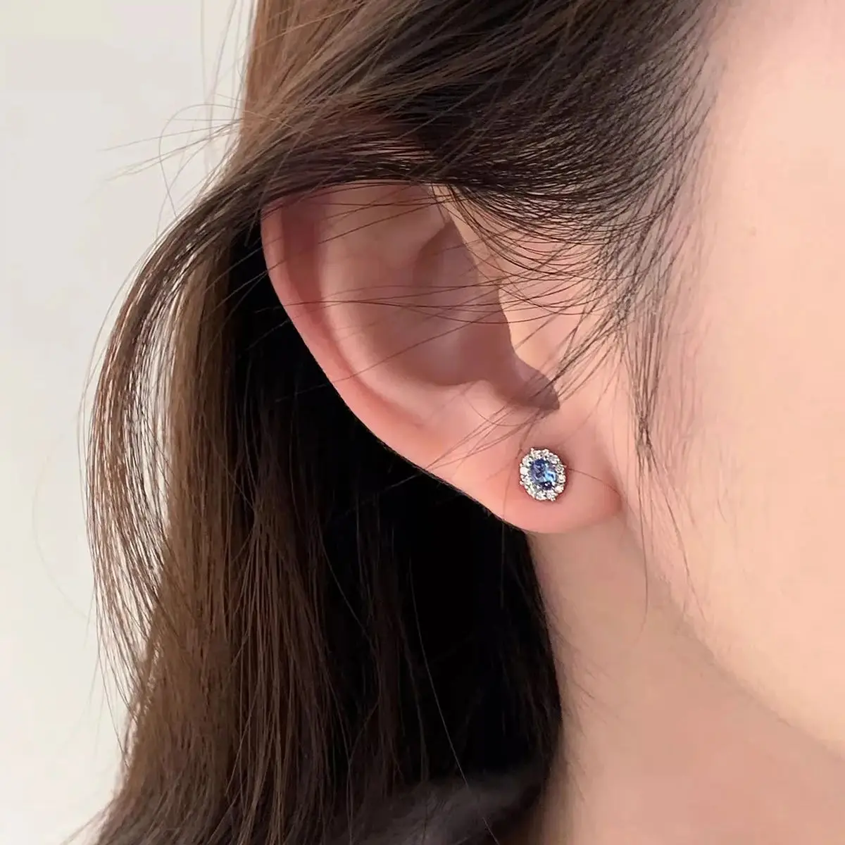 1-piece set of oval goose egg earrings inlaid with starry blue synthetic zircon cochlear studs, versatile ear bone studs