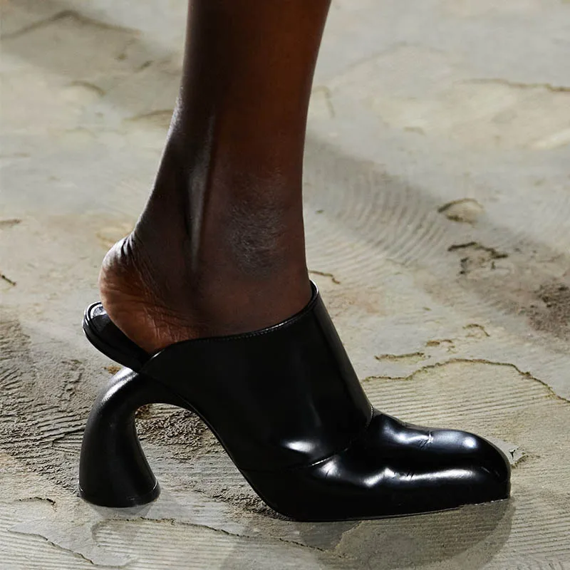 

Новые модные сандалии с круглым носком на неровном изогнутом каблуке, подиумные сандалии в европейском и американском стиле, элегантные туфли на высоком каблуке для банкетов и отпуска, 43