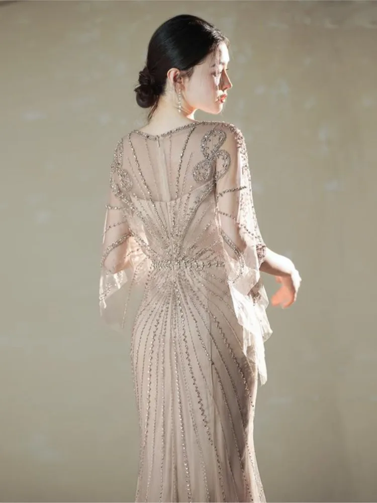 ใหม่หรูหราเบา ๆ และชุดพิธีกรการจัดเลี้ยงเฉพาะกลุ่ม