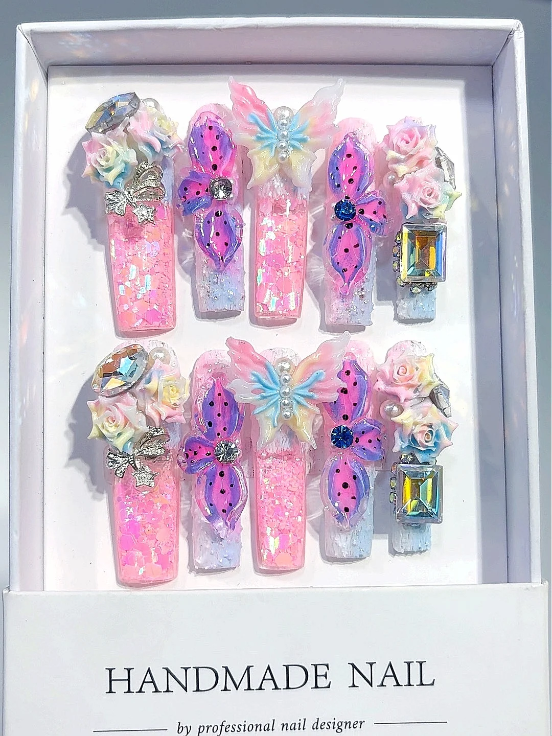 Stampa sulle unghie in resina rosa pastello e blu - Accenti di strass rosa farfalla 3D Unghie finte fatte a mano per le donne (O016)