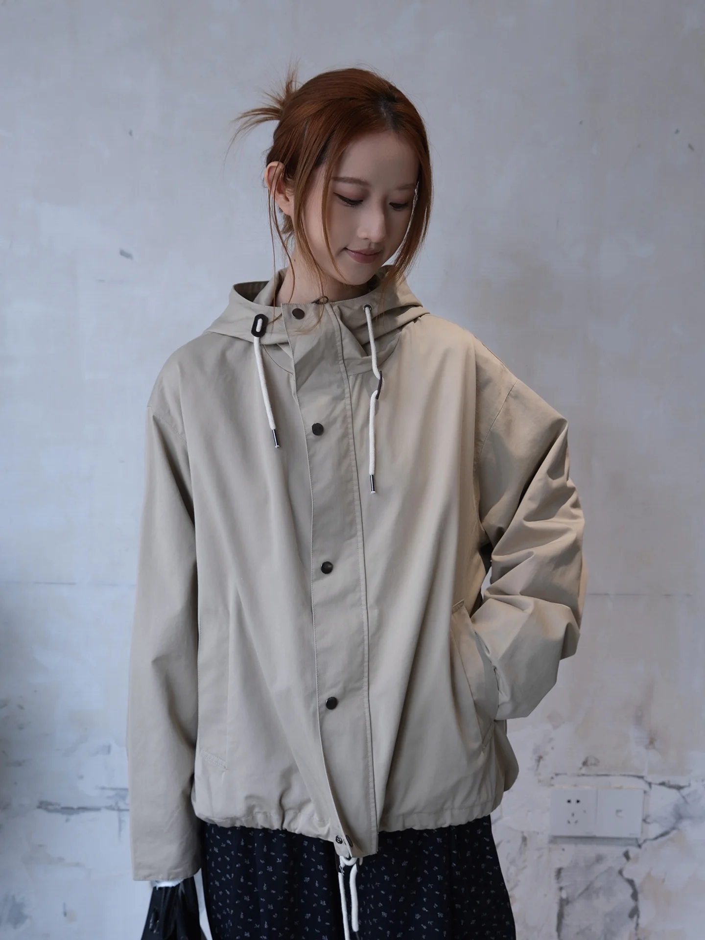

Casual Hooded Windbreaker Jacket Women's Spring 2026 Drawstring Hem Workwear Silhouette Loose Fit Cotton Long Sleeve