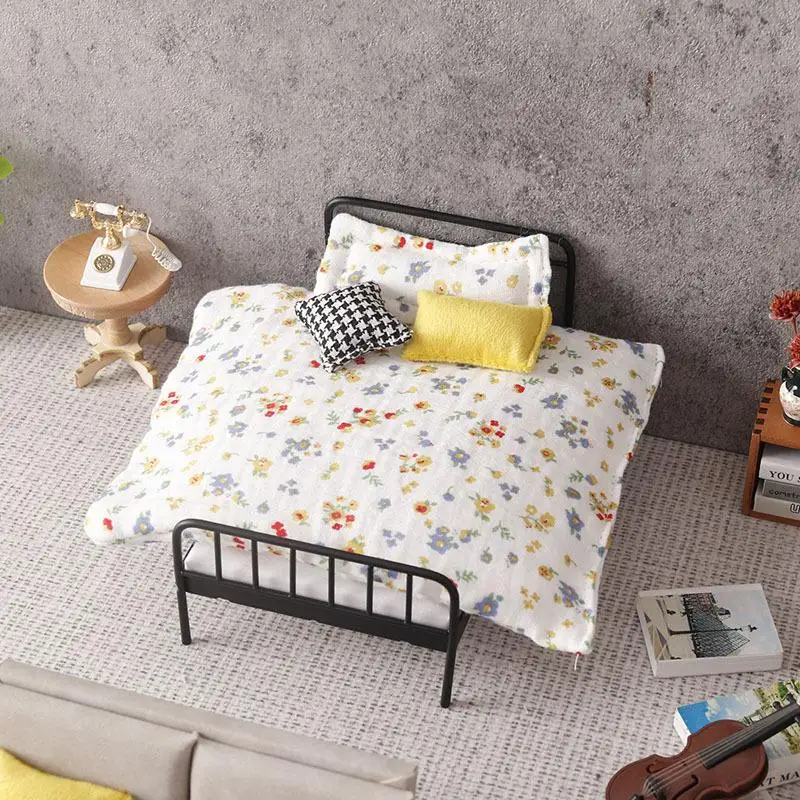 

1Set 1/12 Dollhouse Simulation Quilt Pillow Bed Model Set Dollhouse Miniature Bedroom Decoration Micro Scene Construction Props