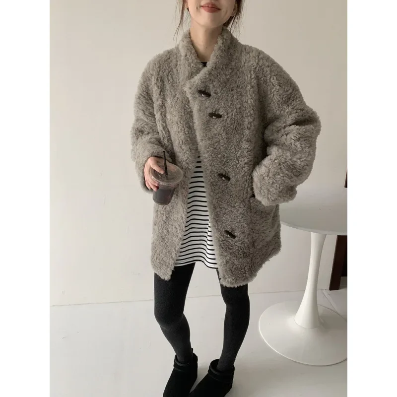 معطف فرو متكامل لشتاء 2025 من لامبير كسول على شكل قرن البقر بإبزيم من الفرو للنساء طراز متوسط إلى طويل #1