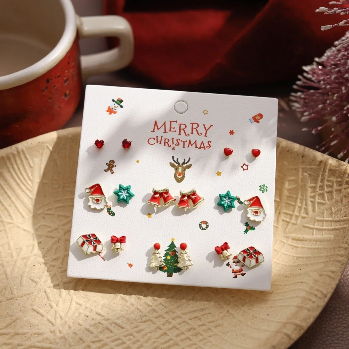 6/8 Paar kleine Ohrstecker mit Weihnachtsbaum-, Weihnachtsmann-, Hirsch-, Zuckerstangen- und Herz-Motiven für Damen, schöne Stern-, Schleifen- und Glocken-Ohrringe, Partyschmuck – Detail 25